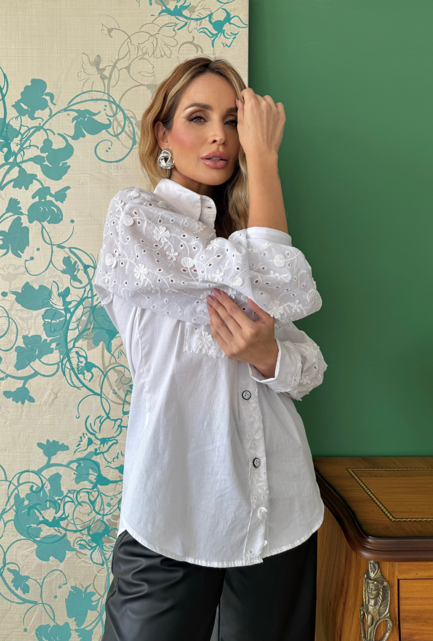 Camisa em tecido de algodão com tiras de amarração costa - Bolsos frente - Detalhes em tecido lese com aplicação de flores